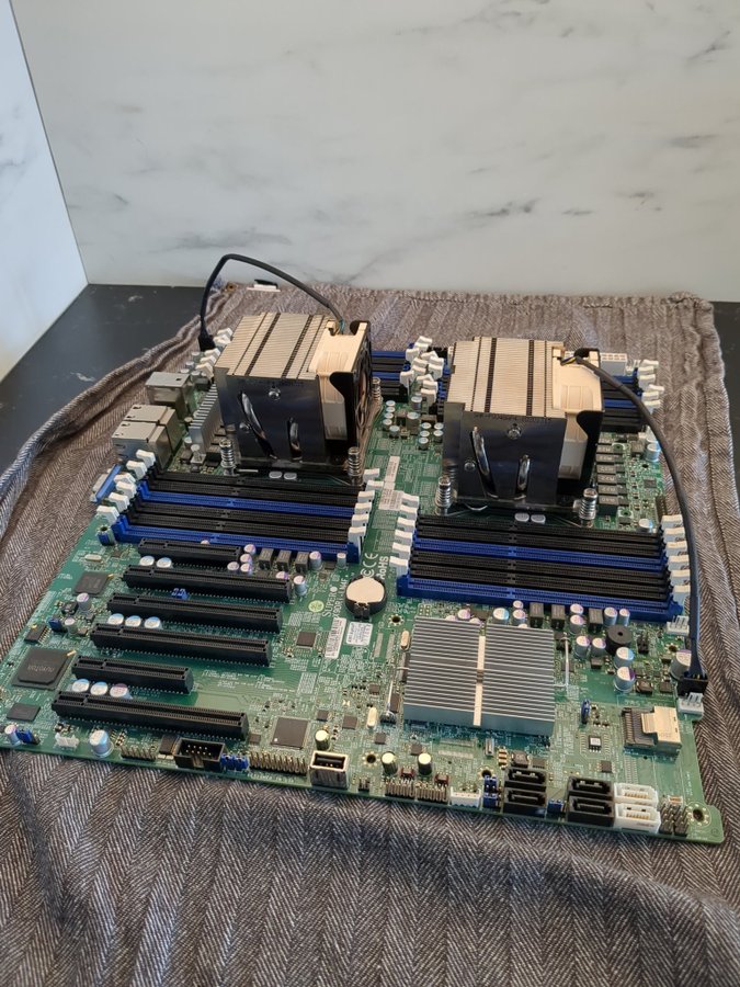 SuperMicro X9DRi-LN4F + två Xeon CPU:s