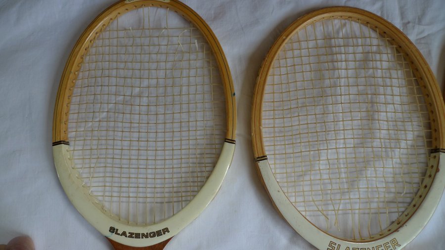 3 st Slazenger tennisracketar 1 är hel de två andra har trasiga trådar se bild