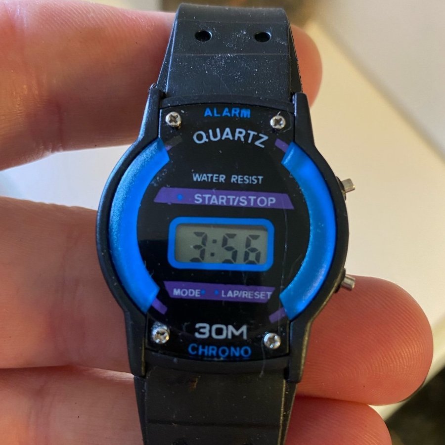 Digital armbandsur med alarm och kronograf