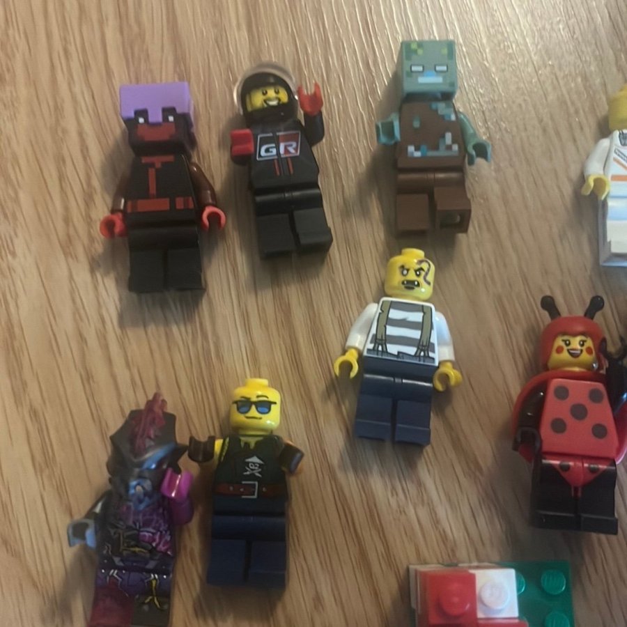 Lego Minifigurer 12 st (Start with 1 kr)