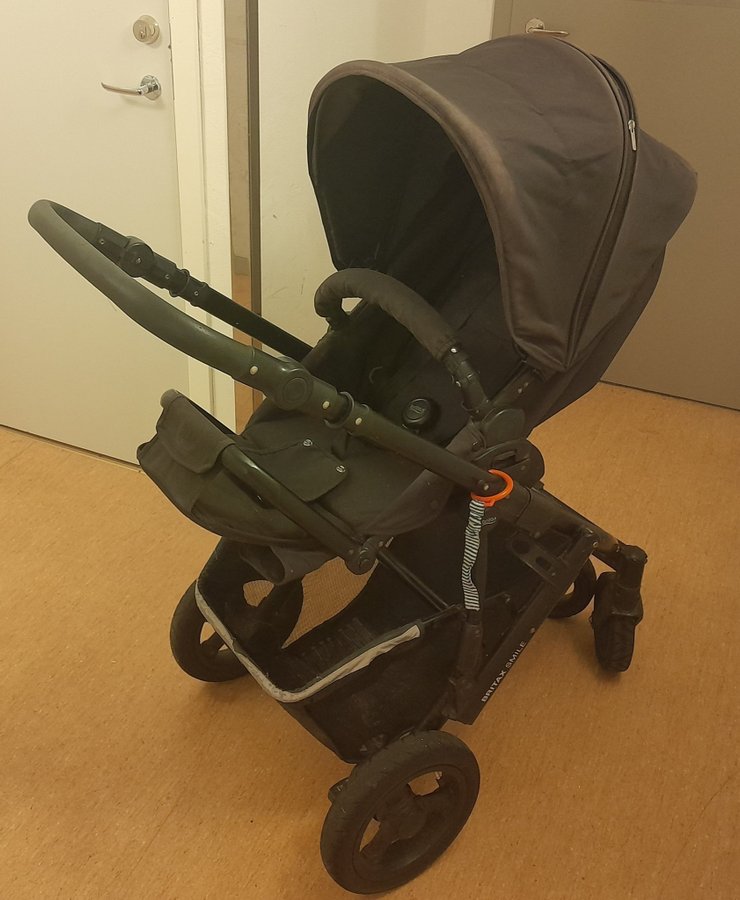 Britax barnvagn i svart.