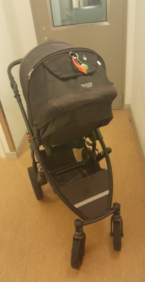 Britax barnvagn i svart.