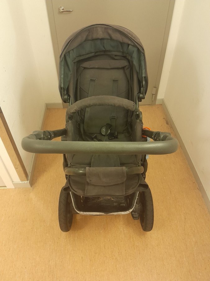 Britax barnvagn i svart.