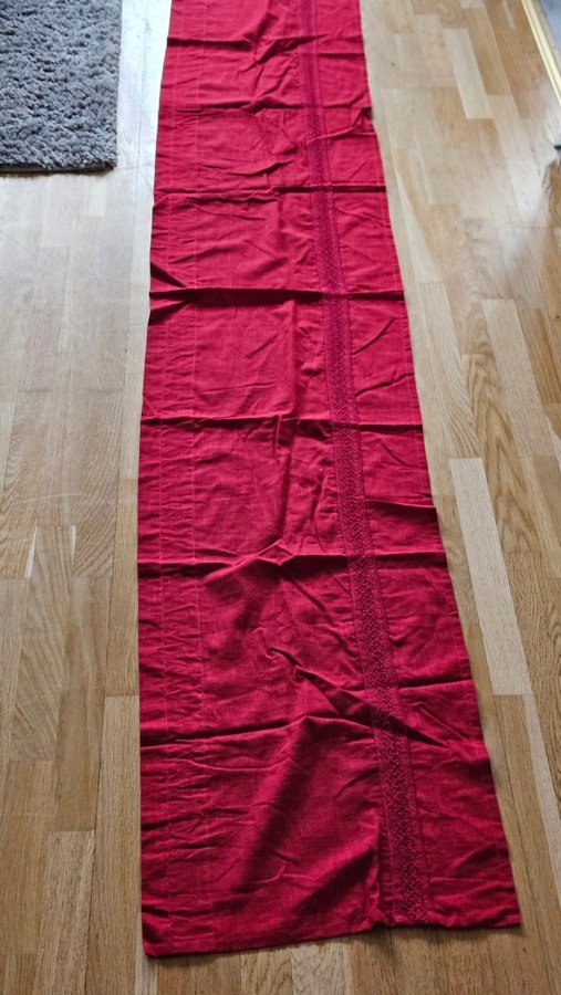 Röd gardinkappa m brodyr kant. 45x240 cm