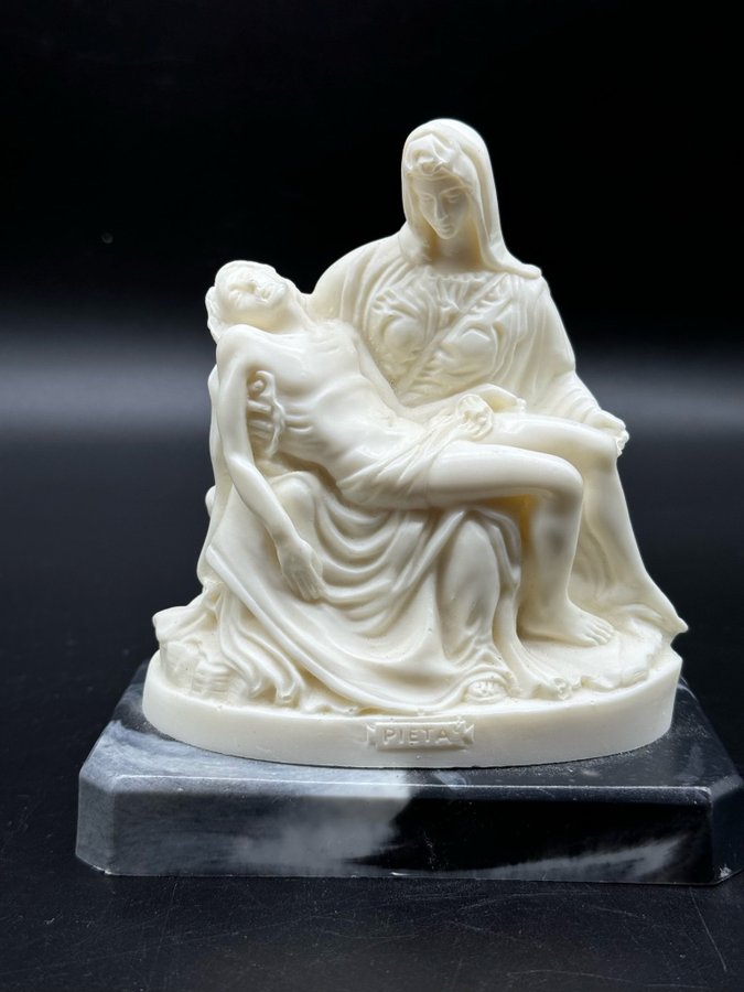 Vintage alabaster staty figurin Pieta jungfru Maria och Jesus signerad