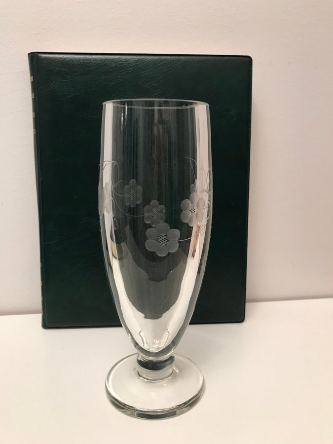 Fin vas på fot / pokal / högt glas Från Reijmyre glasbruk Handblåst