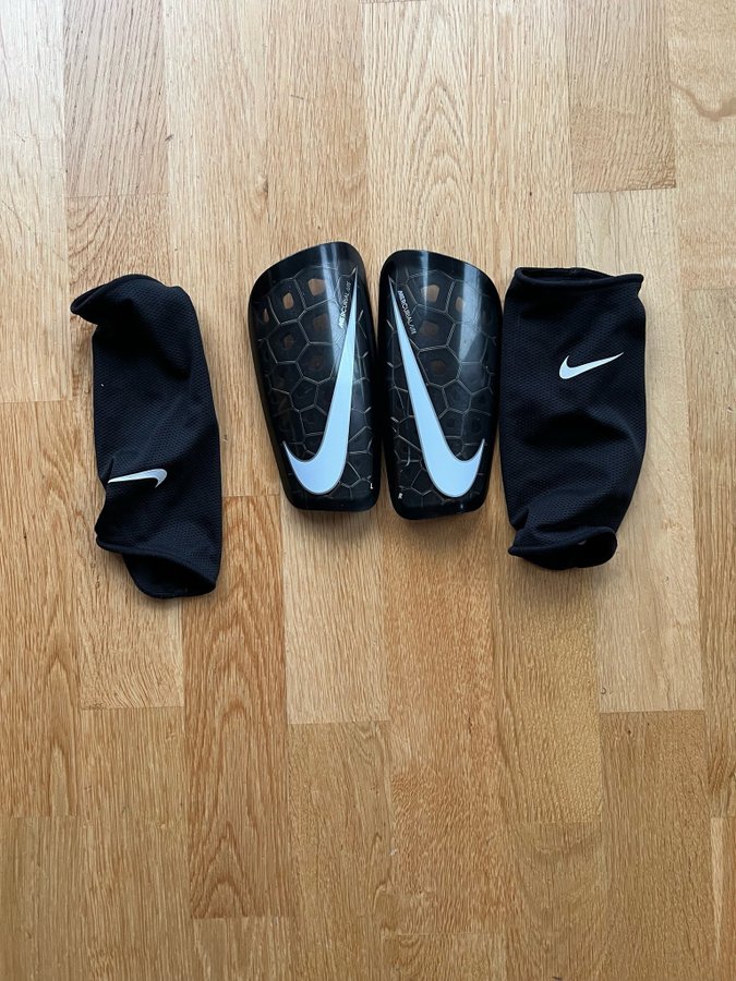 Nike fotbollsskydd barn med överdrag