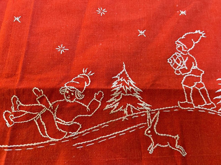 Charmig BRODERAD JULDUK tomtar tomte julpynt broderi handbroderad DUK