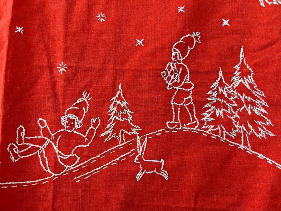 Charmig BRODERAD JULDUK tomtar tomte julpynt broderi handbroderad DUK