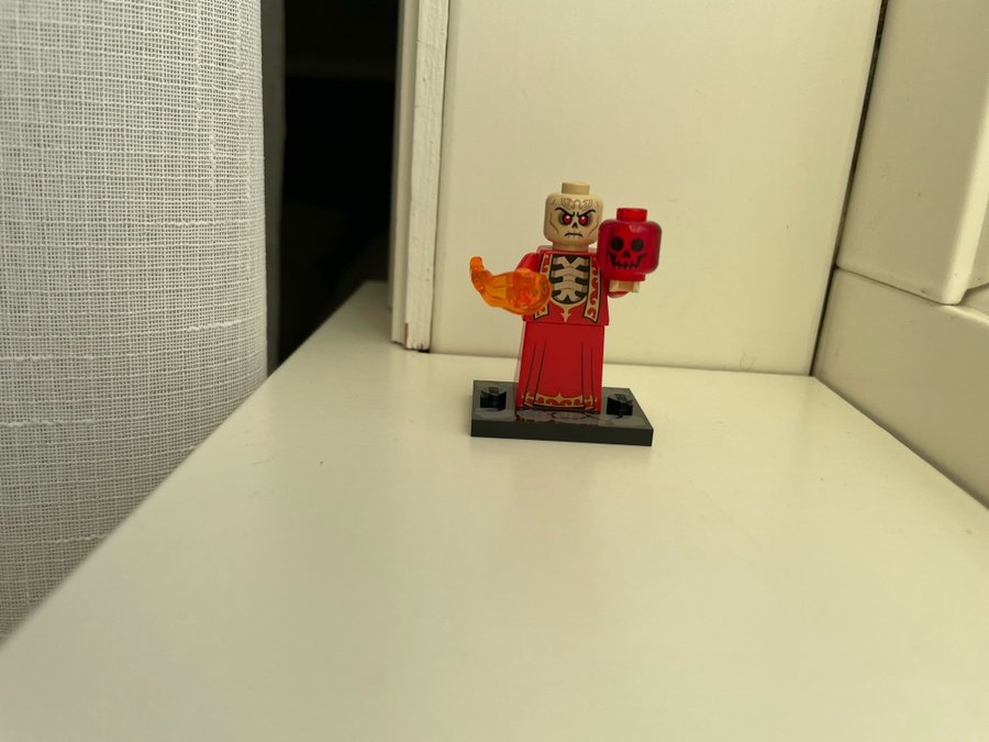 LEGO Minifigur - Skelettfigur med Röd Skalle