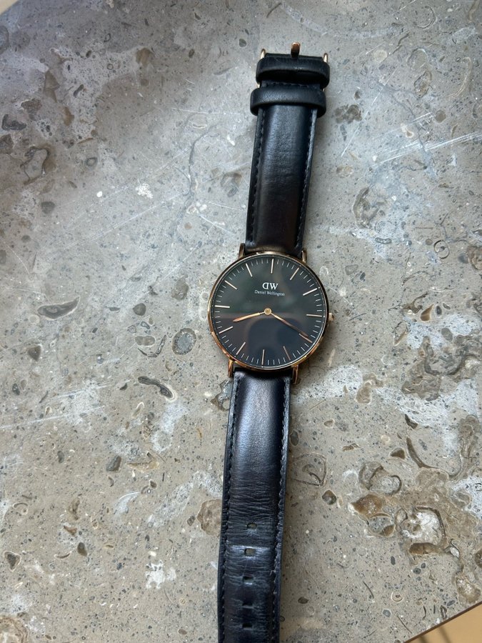 Daniel Wellington Klocka med svart läderband