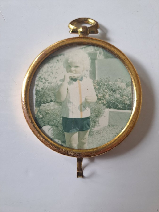 Miniatyrram med barnfoto (går att byta ut), vintage med krok