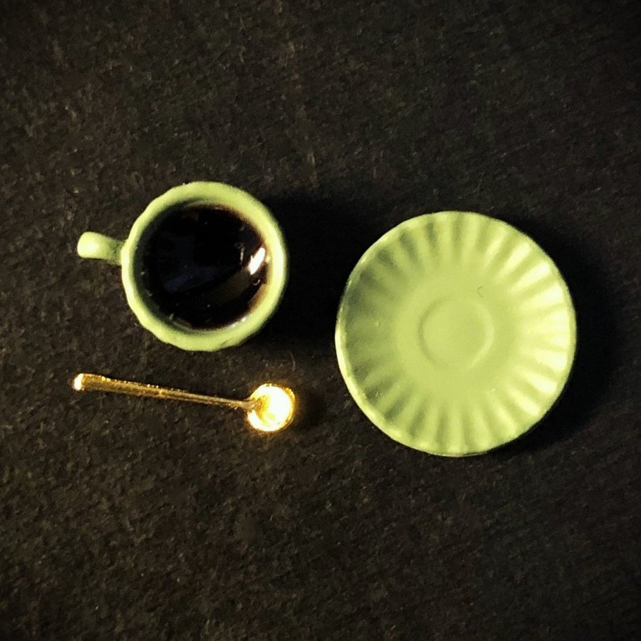 Miniatyr kopp med kaffe, kaffekopp, fat  sked grön metall dockskåp dockhus 1:12