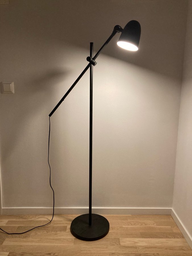 Svart golvlampa med böjbar arm