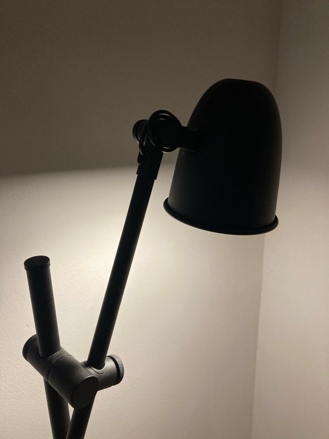 Svart golvlampa med böjbar arm