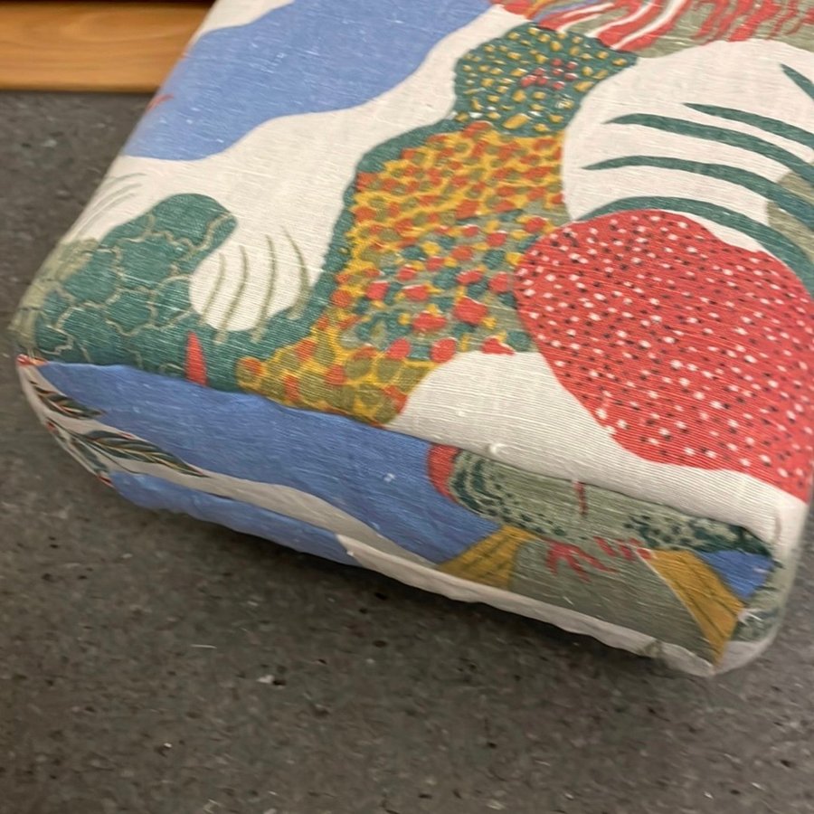 Pall Fotpall Tyg Textil Josef Frank Anakreon Svenskt Tenn