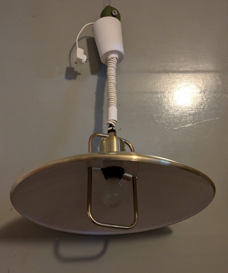 Taklampa / hisslampa lampa från Belid i mässing svensk design