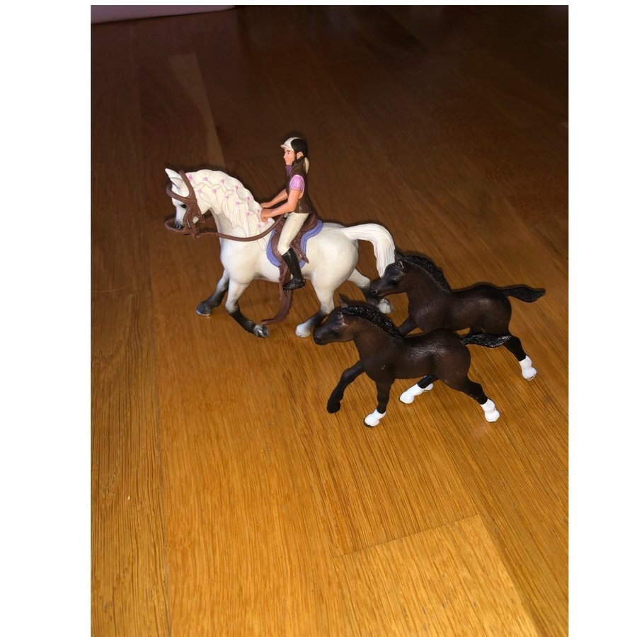 Schleich Horse Club - Häst, ryttare och 2 föl