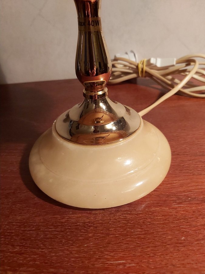 Äldre bordslampa i stenmaterial. RAF.