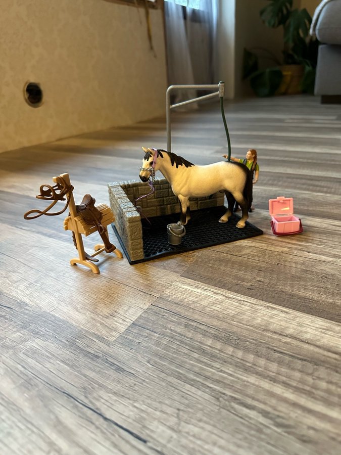 Schleich Häst med tillbehör, tvättbox