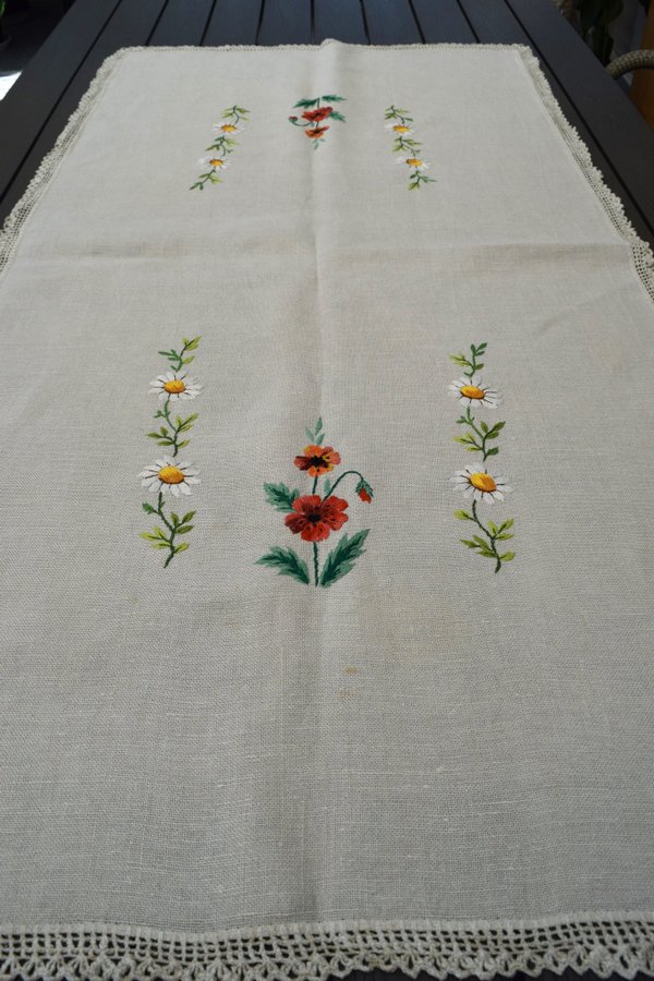 Stor handbroderad duk med blommor 77 x 145 cm