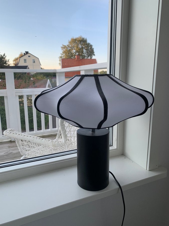 Snygg bordslampa med svart fot och vit skärm