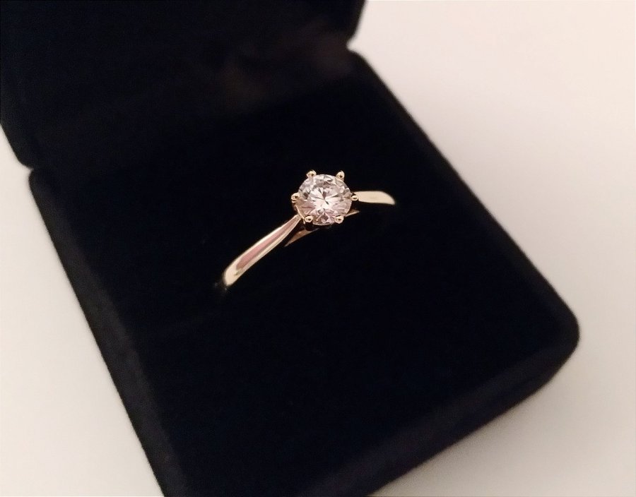 Moissanite 0,5ct ring i strl 19,8 förgyllt sterlingsilver 925, diamantring