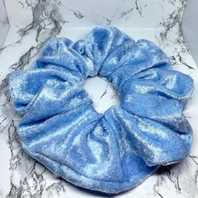 Pastell blå krossad XXL sammet scrunchie hårsnodd från Enchanted Scrunch NY