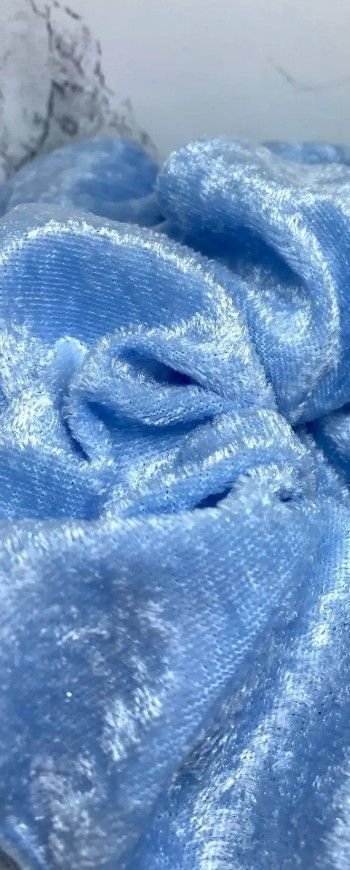 Pastell blå krossad XXL sammet scrunchie hårsnodd från Enchanted Scrunch NY