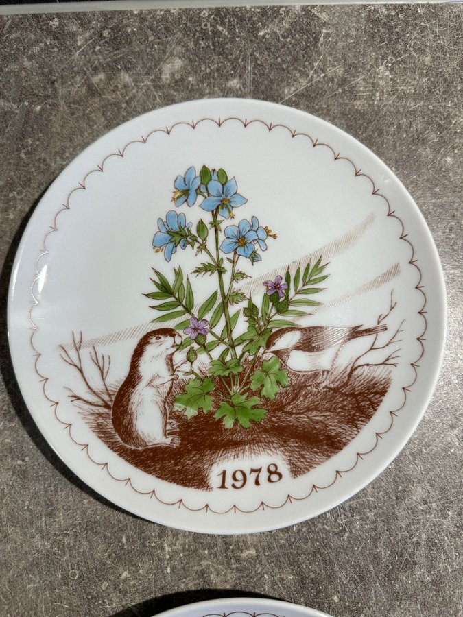 RAVN PORSLIN 2 st Tallrikar med motiv av fåglar och blommor 1975  1978