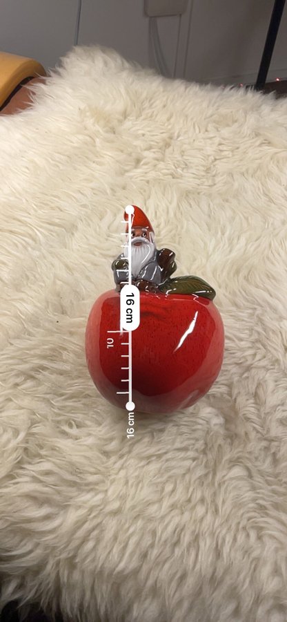 Rolf Berg Keramik Dekorationstomte på Äpple, 16 cm