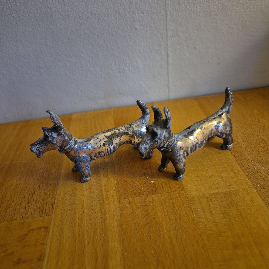 Hundfigurer 2 stycken.