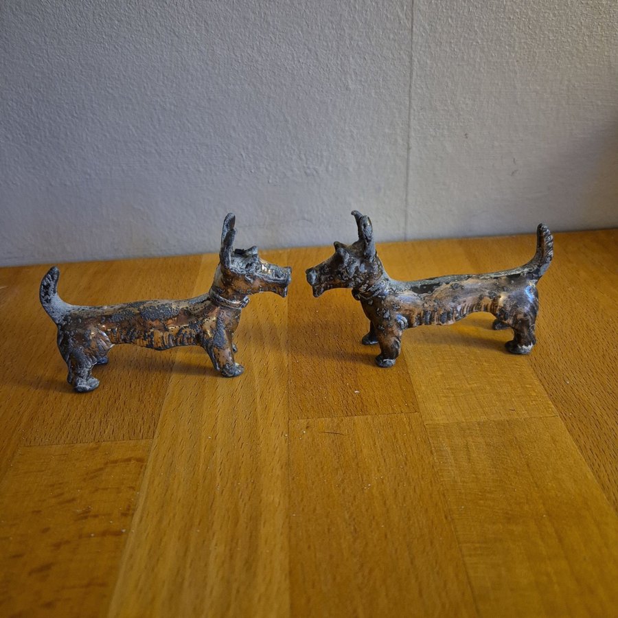 Hundfigurer 2 stycken.