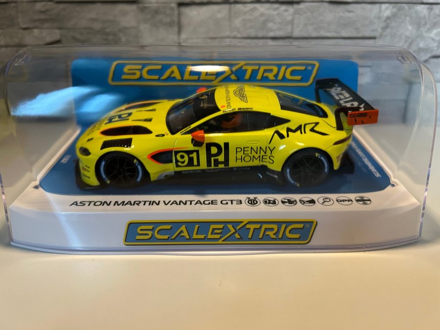 Scalextric C4446 Aston Martin Vantage GT3 Penny Homes Racing Ronan Murphy