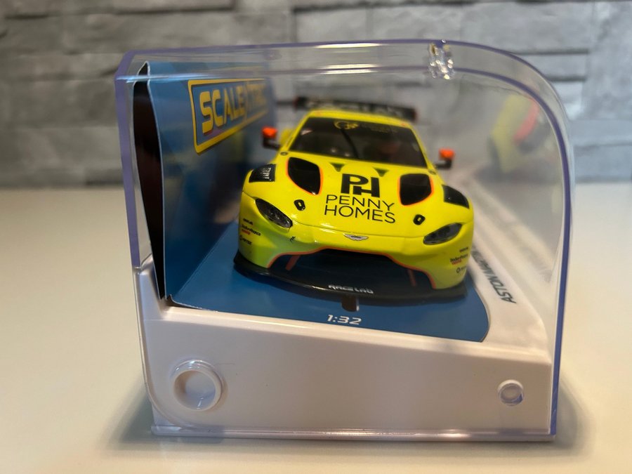 Scalextric C4446 Aston Martin Vantage GT3 Penny Homes Racing Ronan Murphy