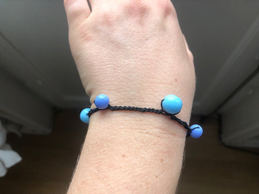 Handgjort armband med pärlor