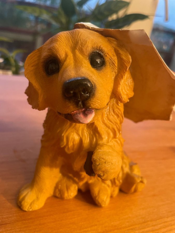 Laila , golden retriever statue.