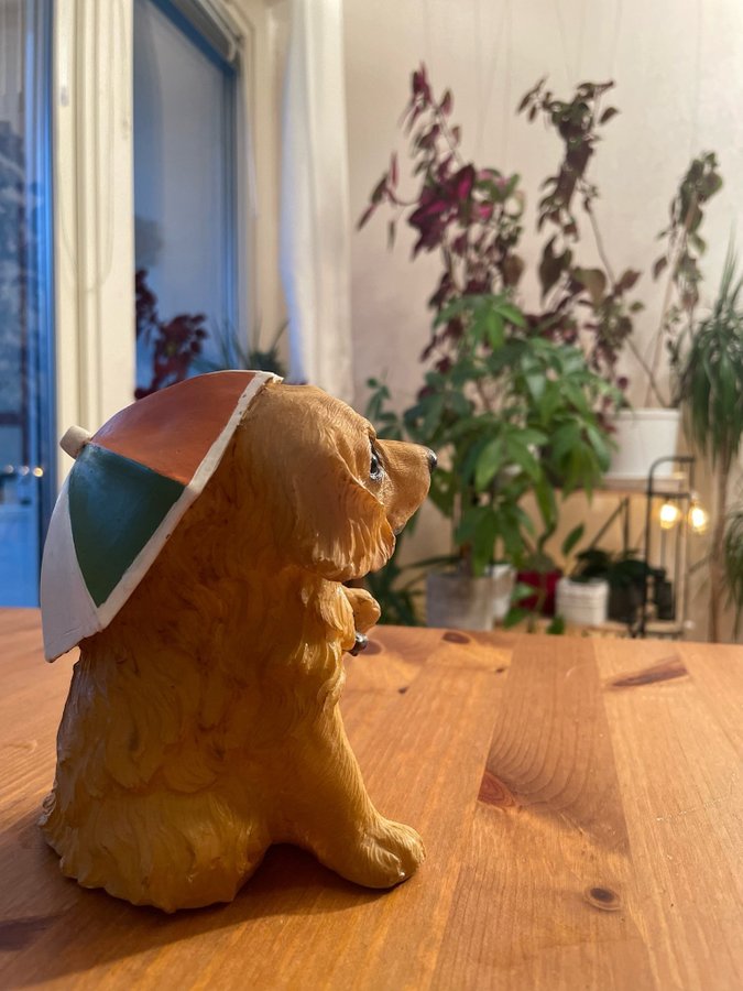 Laila , golden retriever statue.