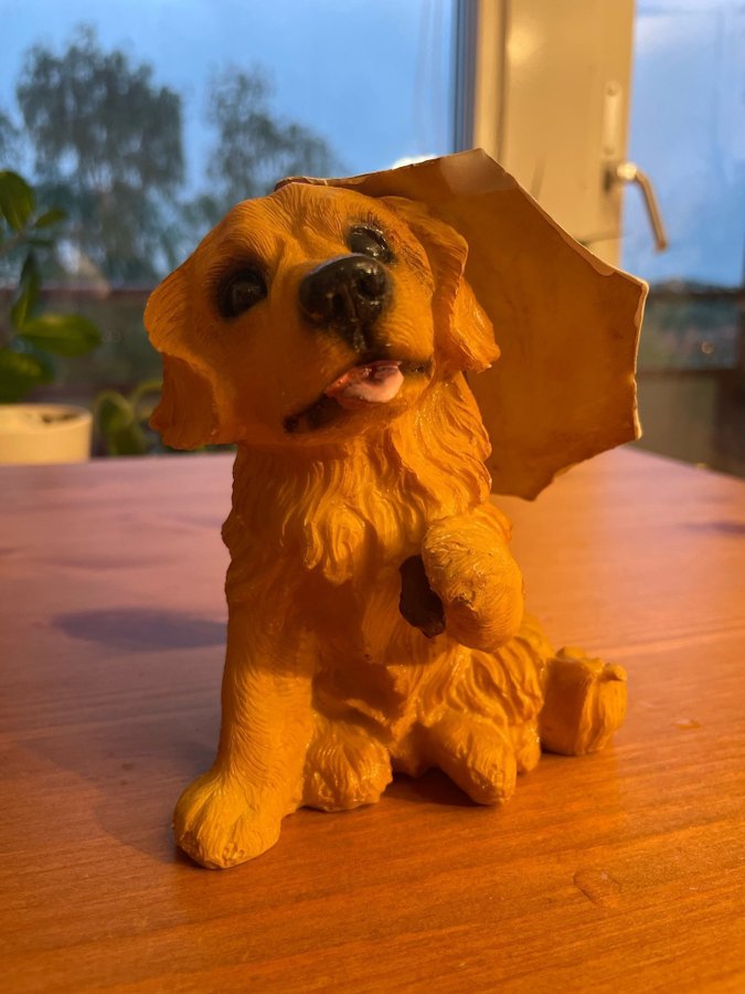 Laila , golden retriever statue.