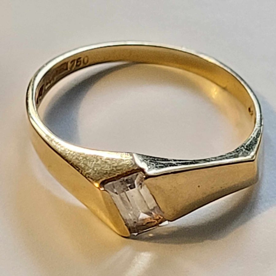 Så fin 18k guld ring med vit sten, Design BEH (Bengt Hallberg) 1997, 2,09 gram