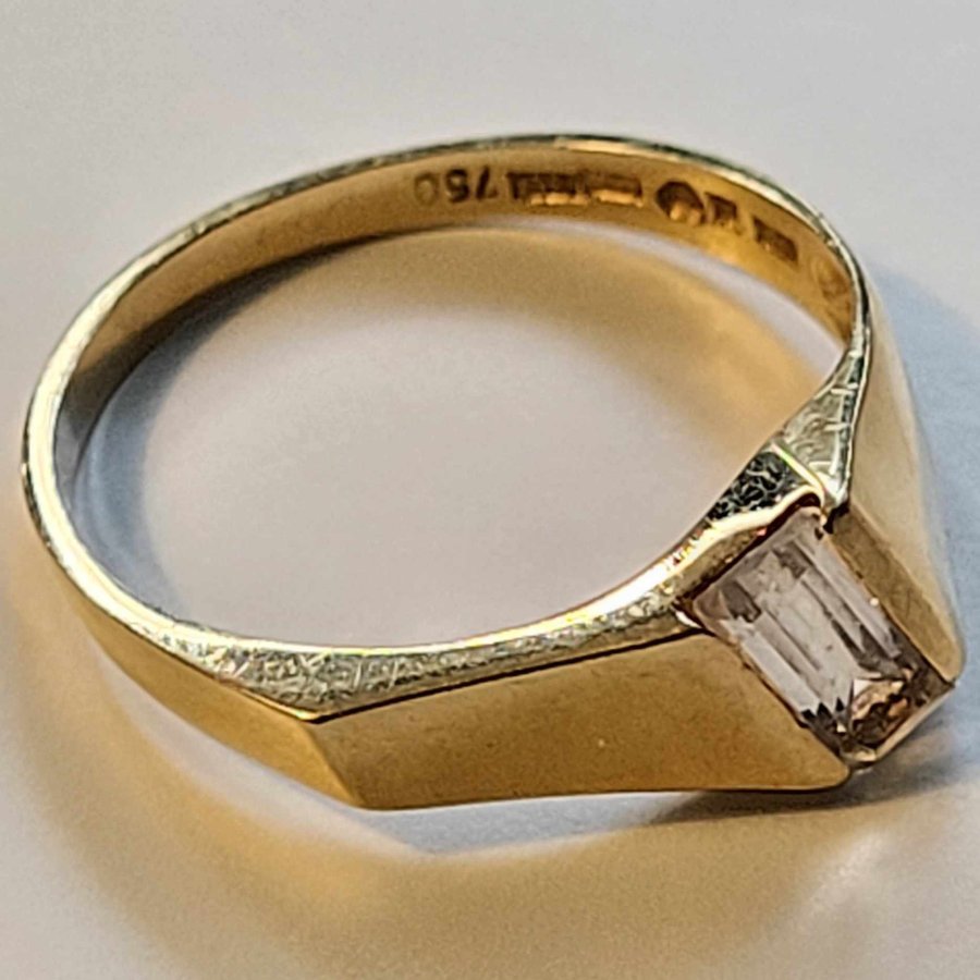 Så fin 18k guld ring med vit sten Design BEH (Bengt Hallberg) 1997 209 gram