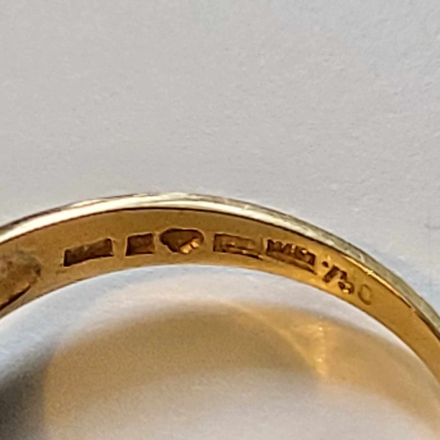 Så fin 18k guld ring med vit sten, Design BEH (Bengt Hallberg) 1997, 2,09 gram