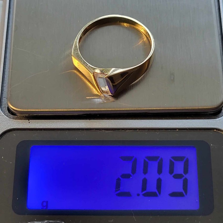 Så fin 18k guld ring med vit sten Design BEH (Bengt Hallberg) 1997 209 gram