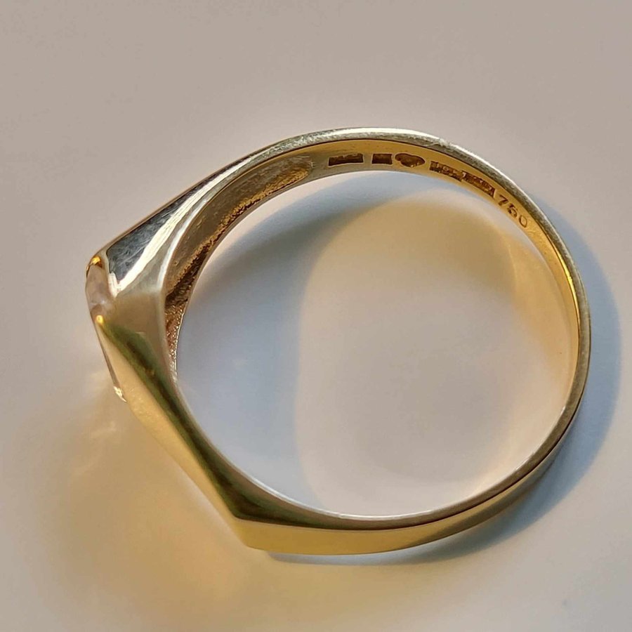 Så fin 18k guld ring med vit sten Design BEH (Bengt Hallberg) 1997 209 gram