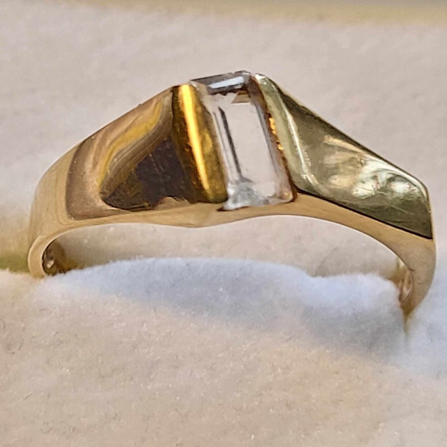 Så fin 18k guld ring med vit sten Design BEH (Bengt Hallberg) 1997 209 gram