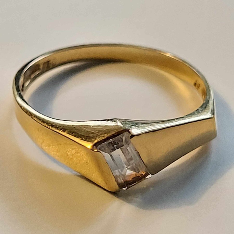 Så fin 18k guld ring med vit sten Design BEH (Bengt Hallberg) 1997 209 gram