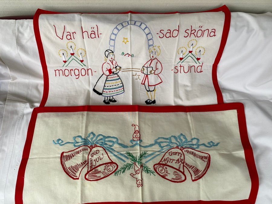 Två broderade Bonader med julmotiv