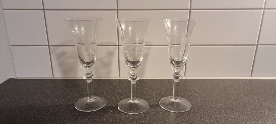 CHAMPAGNEGLAS av BLÅKLOCKA DUKA