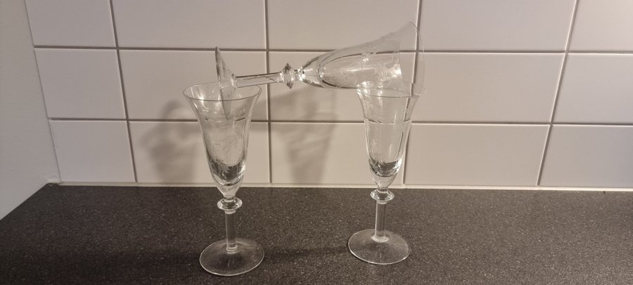 CHAMPAGNEGLAS av BLÅKLOCKA DUKA