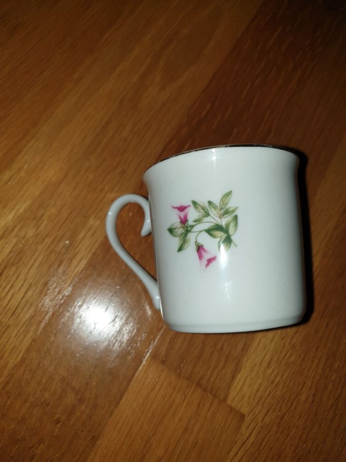 Liten retro kaffekopp med Linneablommor vintage guldkant